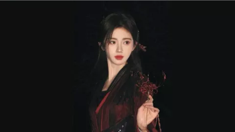 高铁上男子亲陌生女孩事件