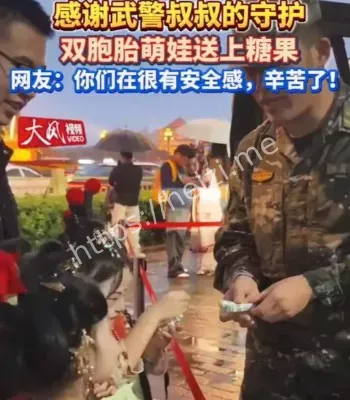 双胞胎萌娃送糖果